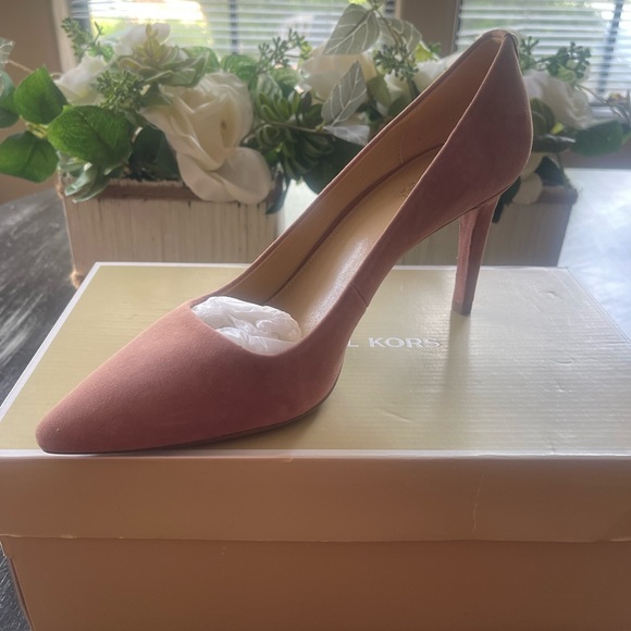 Michael Kors Women's Dusty Rose Suede Dorothy Flex pump Heels - Picture 1 of 6